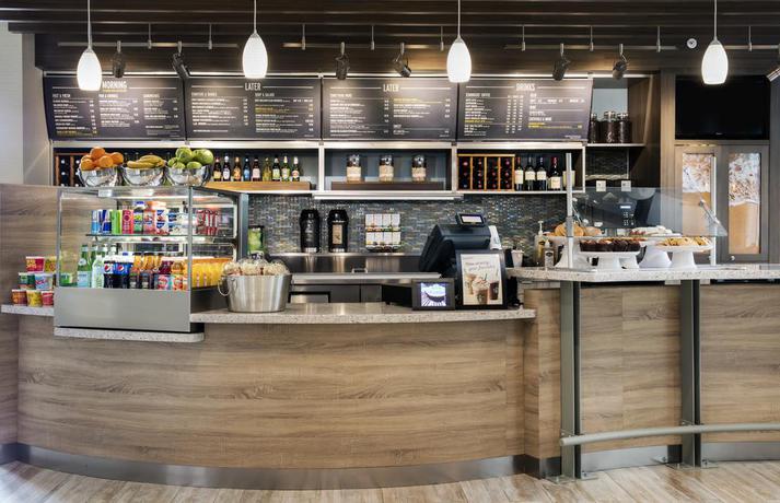 Imagen del bar/restaurante del Hotel Courtyard by Marriott Faro Blanco Resort. Foto 3