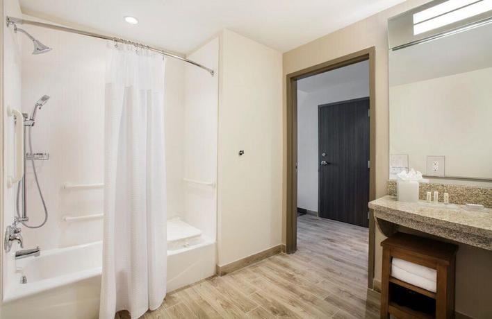 Imagen de la habitación del Hotel Courtyard by Marriott Faro Blanco Resort. Foto 9