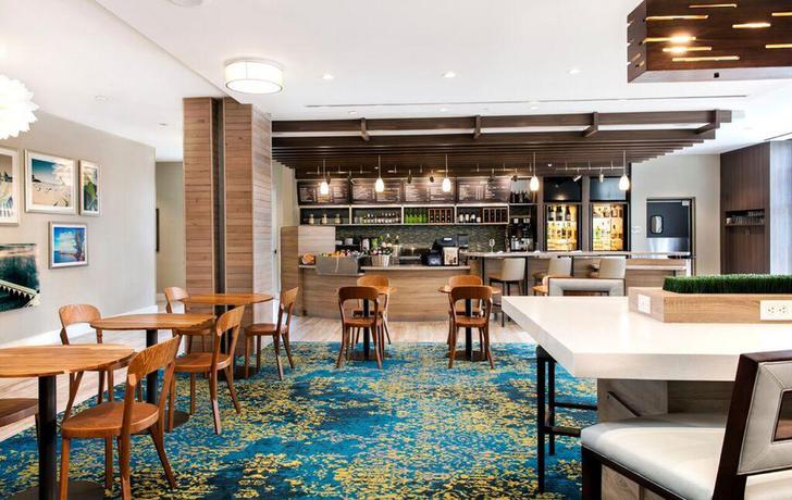 Imagen del bar/restaurante del Hotel Courtyard by Marriott Faro Blanco Resort. Foto 4