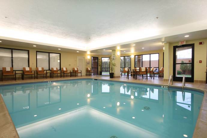 Imagen de la piscina del Hotel Courtyard by Marriott Flint Grand Blanc. Foto 13