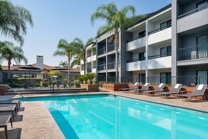 Imagen de la piscina del Hotel Courtyard by Marriott Fresno. Foto 19