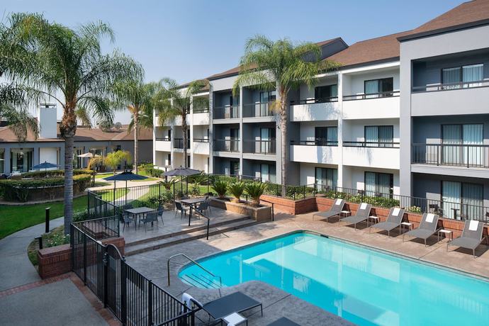 Imagen de la piscina del Hotel Courtyard by Marriott Fresno. Foto 20