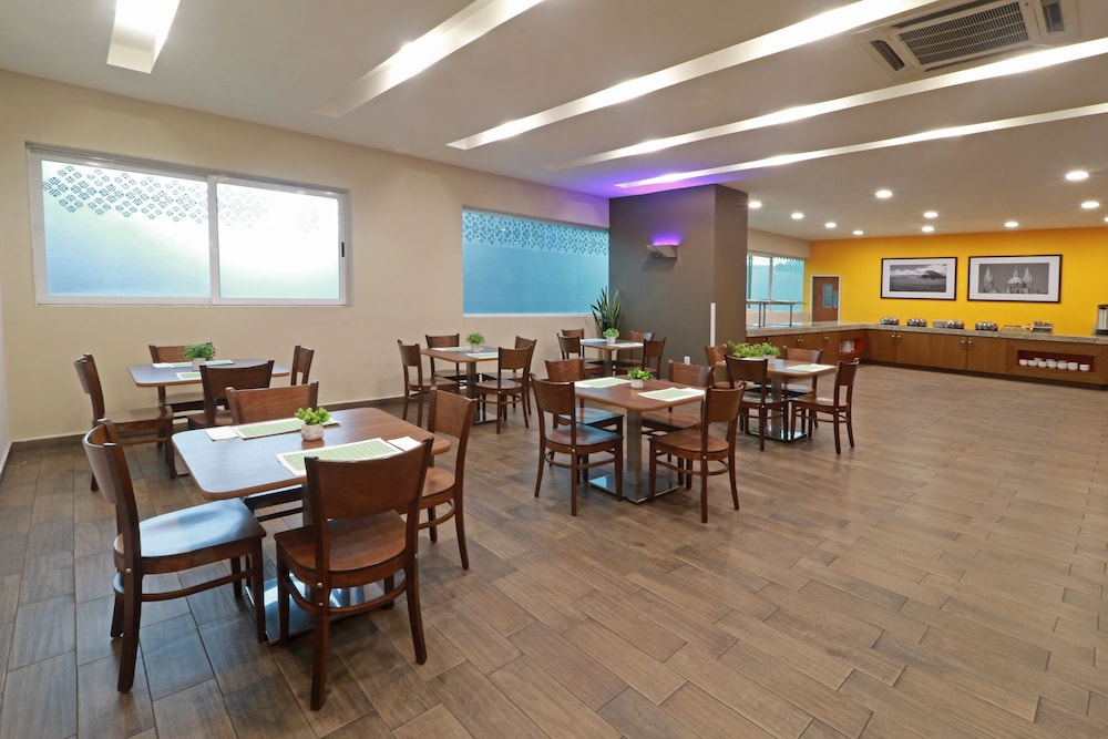 Imagen del bar/restaurante del Hotel Courtyard by Marriott Guadalajara Andares. Foto 2