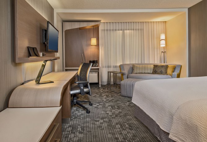 Imagen de la habitación del Hotel Courtyard by Marriott Houston Intercontinental Airport. Foto 15
