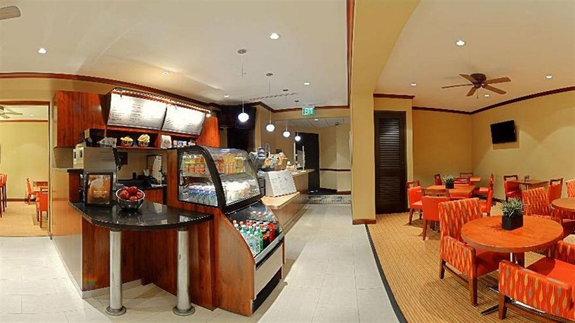 Imagen del bar/restaurante del Hotel Courtyard by Marriott Hutchinson Island. Foto 2