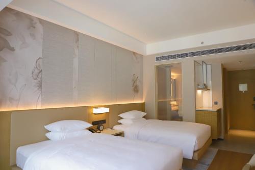 Imagen de la habitación del Hotel Courtyard by Marriott Jiuzhaigou. Foto 10