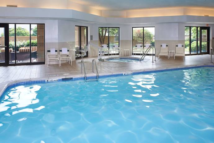 Imagen de la piscina del Hotel Courtyard by Marriott Kansas City Overland Park/Convention Center. Foto 10