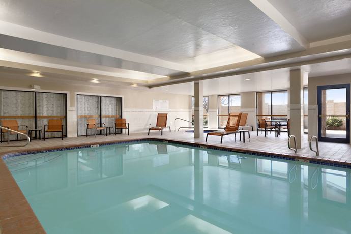 Imagen de la piscina del Hotel Courtyard by Marriott Layton. Foto 19