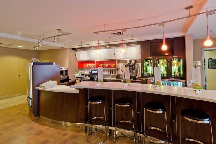 Imagen del bar/restaurante del Hotel Courtyard by Marriott Layton. Foto 3