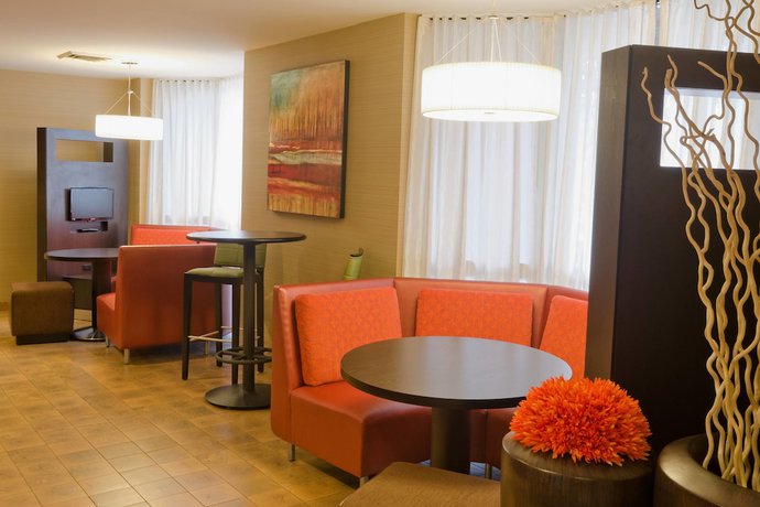 Imagen del bar/restaurante del Hotel Courtyard by Marriott Layton. Foto 4
