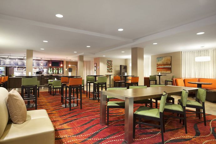 Imagen del bar/restaurante del Hotel Courtyard by Marriott Layton. Foto 6