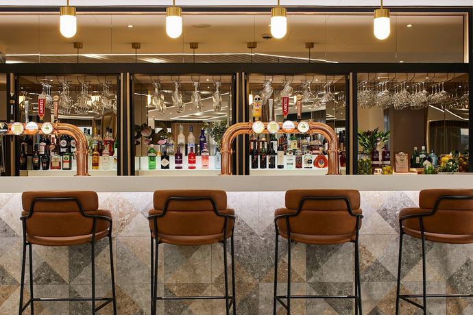 Imagen del bar/restaurante del Hotel Courtyard by Marriott London City Airport. Foto 5