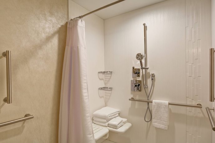 Imagen de la habitación del Hotel Courtyard by Marriott Long Island Islip/Courthouse Complex. Foto 10
