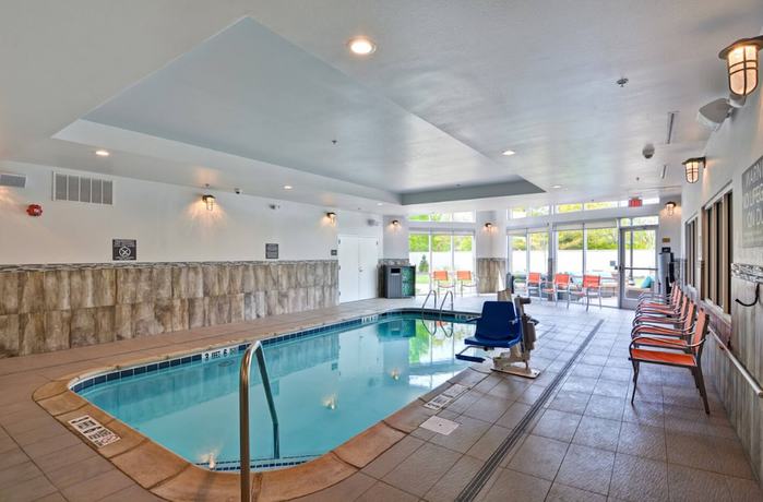 Imagen de la piscina del Hotel Courtyard by Marriott Long Island Islip/Courthouse Complex. Foto 20