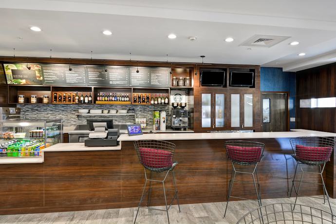 Imagen del bar/restaurante del Hotel Courtyard by Marriott Long Island Islip/Courthouse Complex. Foto 5
