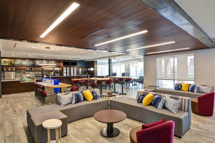 Imagen del bar/restaurante del Hotel Courtyard by Marriott Long Island Islip/Courthouse Complex. Foto 6