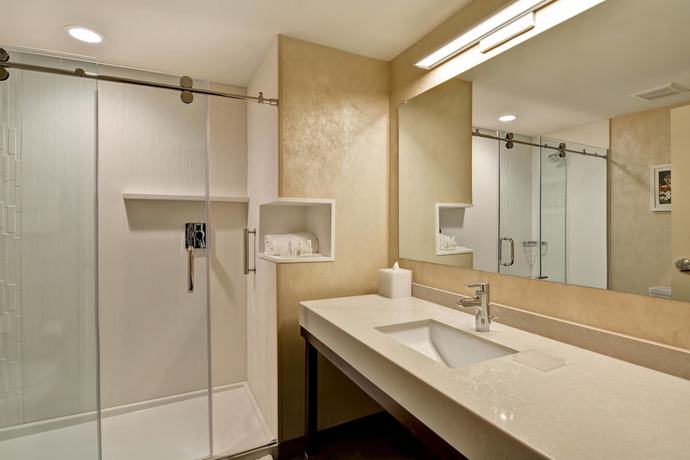 Imagen de la habitación del Hotel Courtyard by Marriott Long Island Islip/Courthouse Complex. Foto 16