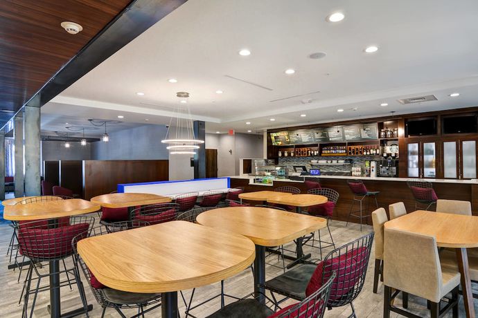 Imagen del bar/restaurante del Hotel Courtyard by Marriott Long Island Islip/Courthouse Complex. Foto 7