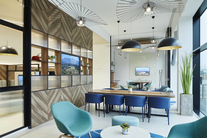 Imagen de los interiores del Hotel Courtyard by Marriott Luton Airport. Foto 15