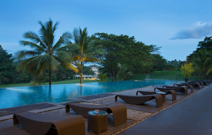 Imagen de la piscina del Hotel Courtyard by Marriott Manado. Foto 17