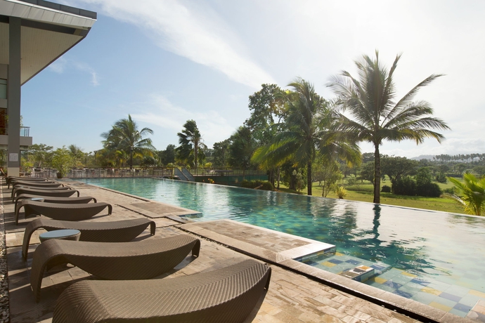 Imagen de la piscina del Hotel Courtyard by Marriott Manado. Foto 18