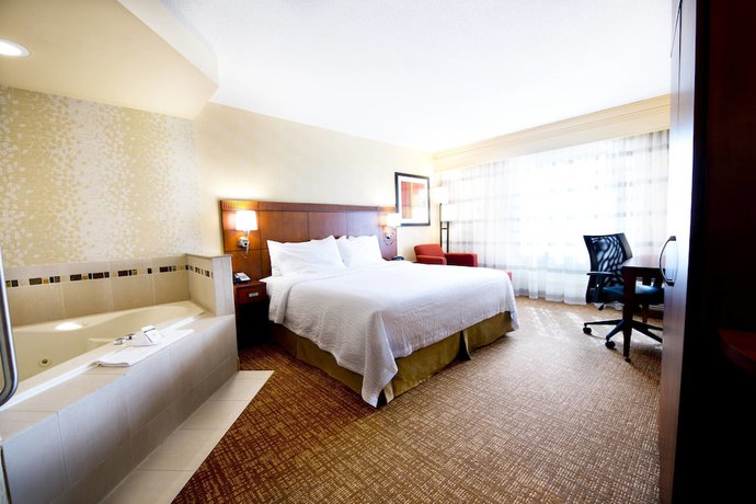 Imagen de la habitación del Hotel Courtyard by Marriott Mississauga - Airport Corporate Centre West. Foto 2