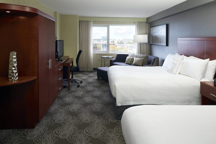 Imagen de la habitación del Hotel Courtyard by Marriott Montreal Airport. Foto 3