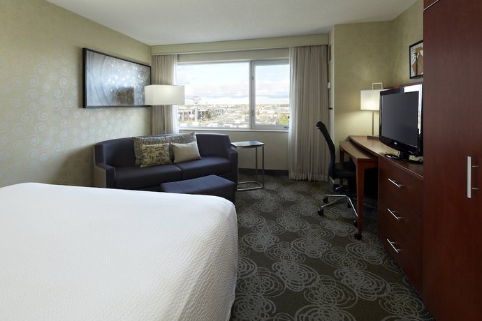 Imagen de la habitación del Hotel Courtyard by Marriott Montreal Airport. Foto 5