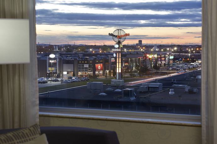 Imagen de la habitación del Hotel Courtyard by Marriott Montreal Airport. Foto 6