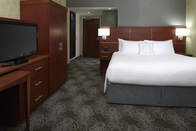 Imagen de la habitación del Hotel Courtyard by Marriott Montreal Airport. Foto 7