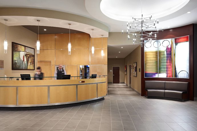Imagen de los interiores del Hotel Courtyard by Marriott Montreal Airport. Foto 17