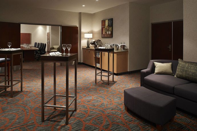 Imagen de la habitación del Hotel Courtyard by Marriott Montreal Airport. Foto 11