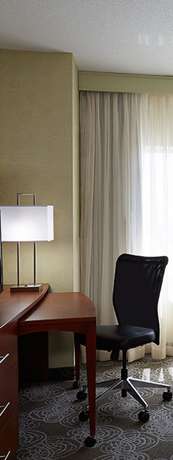 Imagen de la habitación del Hotel Courtyard by Marriott Montreal Airport. Foto 14