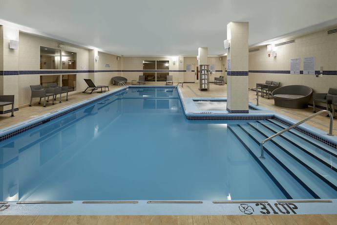 Imagen de la piscina del Hotel Courtyard by Marriott Montreal Airport. Foto 20
