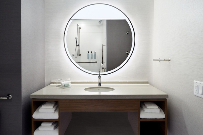 Imagen de la habitación del Hotel Courtyard by Marriott Montreal Midtown. Foto 7