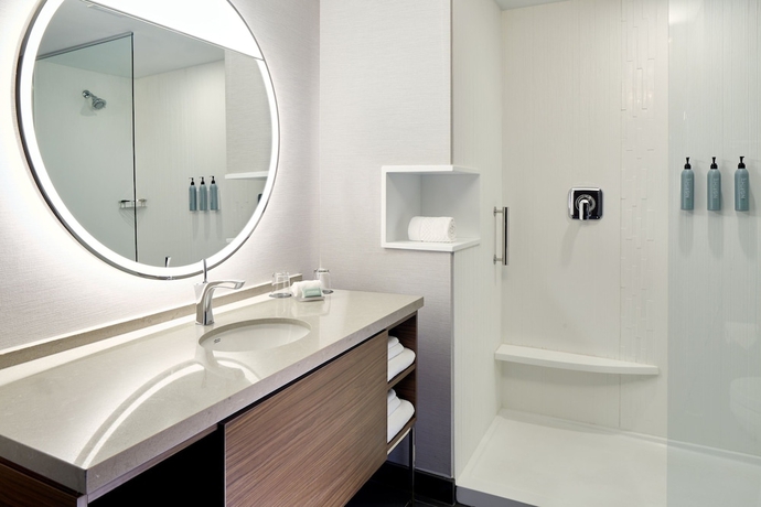 Imagen de la habitación del Hotel Courtyard by Marriott Montreal Midtown. Foto 10