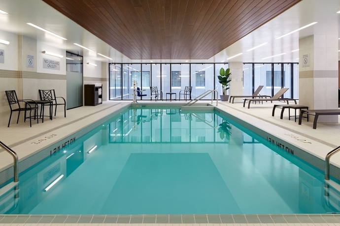 Imagen de la piscina del Hotel Courtyard by Marriott Montreal Midtown. Foto 18