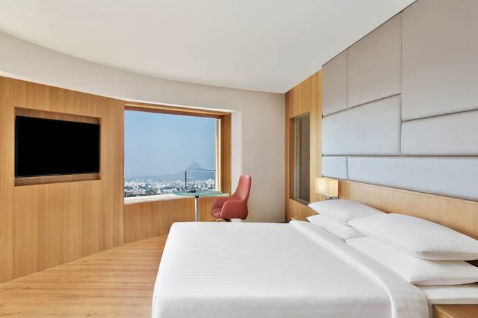 Imagen de la habitación del Hotel Courtyard by Marriott Nashik. Foto 8