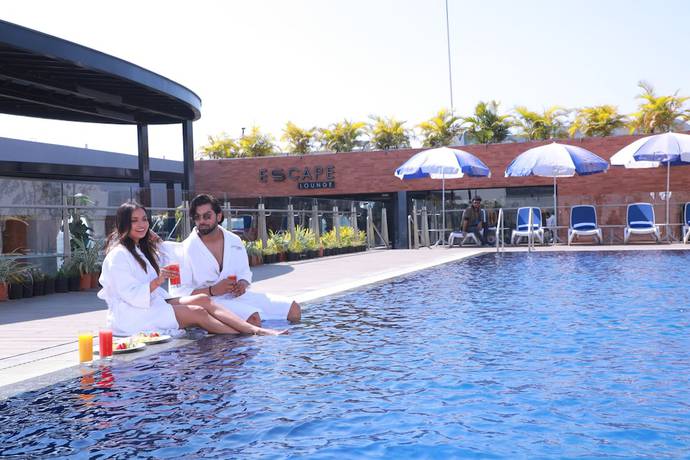 Imagen de la piscina del Hotel Courtyard by Marriott Nashik. Foto 19