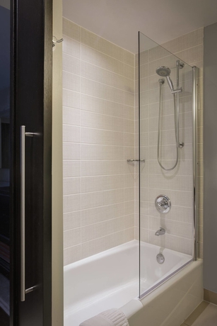 Imagen de la habitación del Hotel Courtyard by Marriott New York JFK Airport. Foto 11