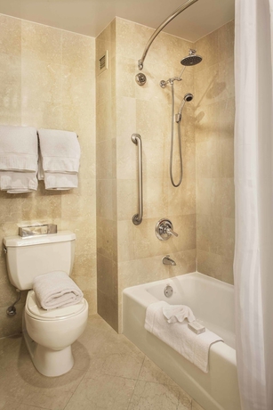 Imagen de la habitación del Hotel Courtyard by Marriott New York JFK Airport. Foto 14