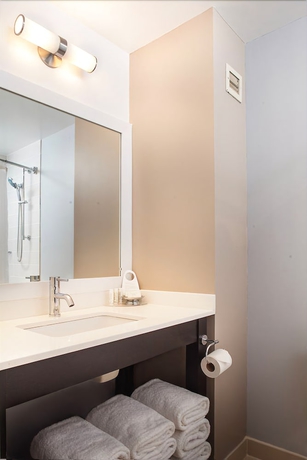 Imagen de la habitación del Hotel Courtyard by Marriott New York JFK Airport. Foto 15