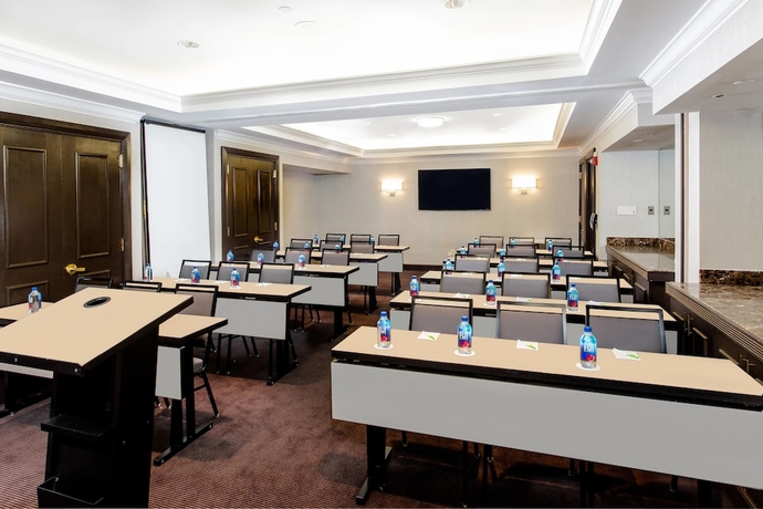 Imagen de los interiores del Hotel Courtyard by Marriott New York JFK Airport. Foto 19