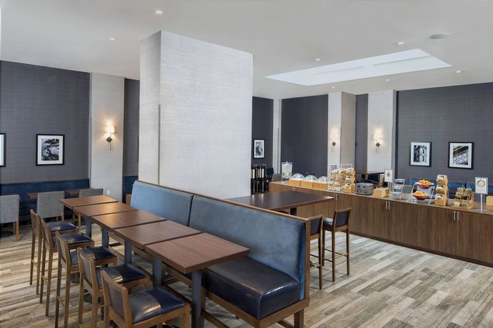 Imagen del bar/restaurante del Hotel Courtyard by Marriott New York World Trade Center Area. Foto 4