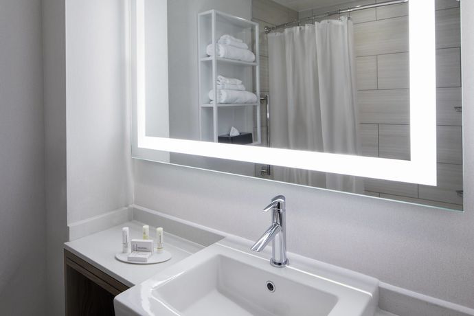 Imagen de la habitación del Hotel Courtyard by Marriott New York World Trade Center Area. Foto 17