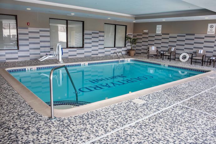 Imagen de la piscina del Hotel Courtyard by Marriott Norwich. Foto 20
