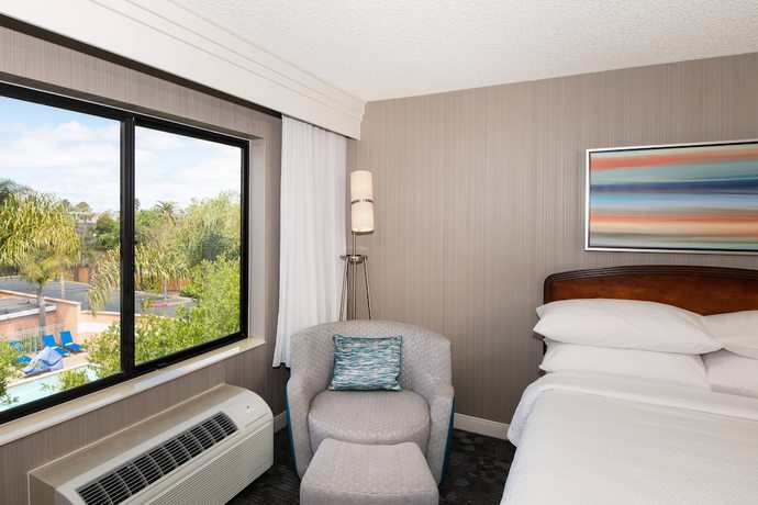 Imagen de la habitación del Hotel Courtyard by Marriott Oakland Airport. Foto 3