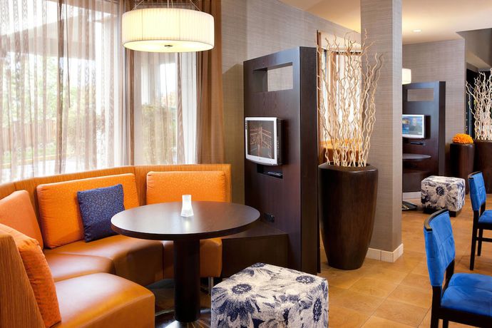 Imagen de los interiores del Hotel Courtyard by Marriott Oakland Airport. Foto 17