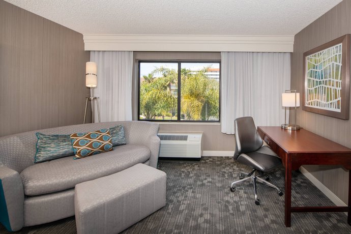 Imagen de la habitación del Hotel Courtyard by Marriott Oakland Airport. Foto 6