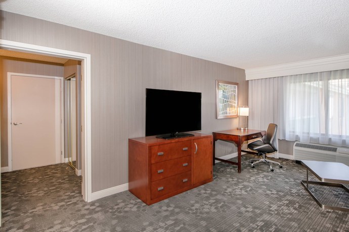 Imagen de la habitación del Hotel Courtyard by Marriott Oakland Airport. Foto 10